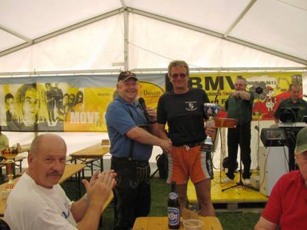 Der Landesbeauftragte des Burgenlandes und Obmann Johann Feutl übergibt Opa-Helmut einen Pokal für die größte angereiste Marathongruppe