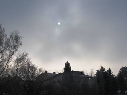 Ein zarter Versuch der Sonne den Nebel zu durchbrechen