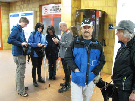 Die Wanderfreunde beim Start am Bahnhof in Stockerau