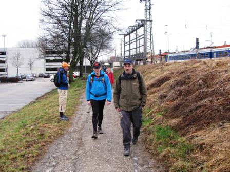 Und los gehts entlang der Eisenbahn in Stockerau