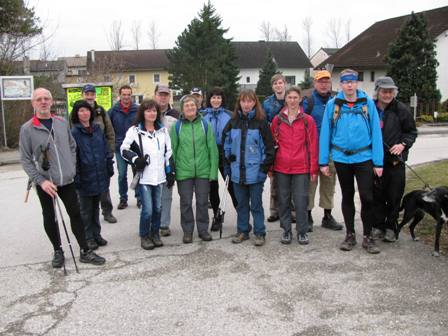 Gruppenfoto der Turbogruppe beim Bahnbergang in Stockerau