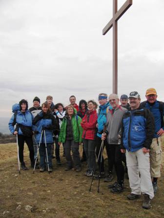 Die Gruppe beim Gipfelkreuz am Waschberg