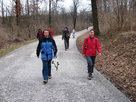 Zirberl und Silvia an der Spitze auf der Strae von Burg Kreuzenstein nach Leobendorf