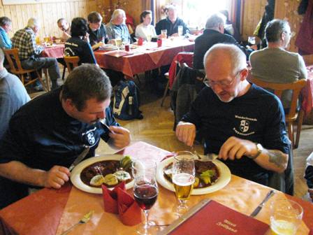 Quaxi und Werner lassen sich das Bauerngulasch so richtig schmecken - man hrt es beinahe