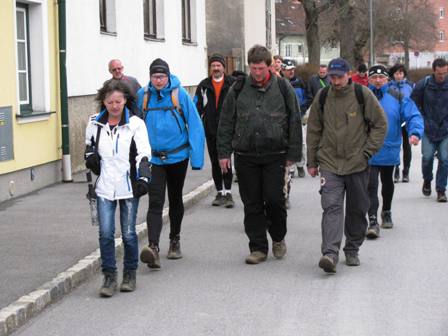 Beim Weitermarsch wirken die Marathonis ziemlich nachdenklich