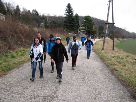 Die mittlerweile riesige Turbogruppe durch Leobendorf...