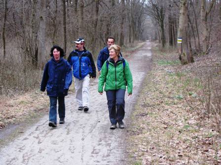 Ruth, Quaxi, Ernst und Sylvia auf den letzten Kilometern durch die schne Au