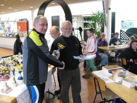 Friedrich Zechmeister erhlt einen Pokal fr Platz 10 mit 30 Sportwanderungen in der Sportwandermeisterschaft 2010