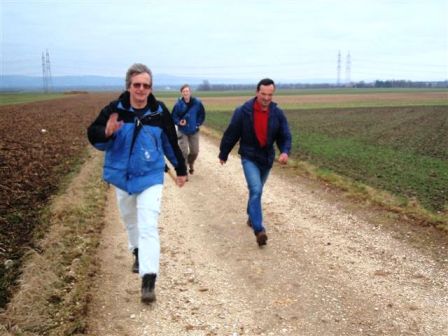 Der Fahrtwind zerzaust des Opas lockig Haar