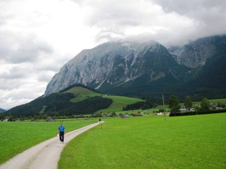 Pitzen-Sepp am Weg vor dem Hintergrund von Kulmberg und Grimming