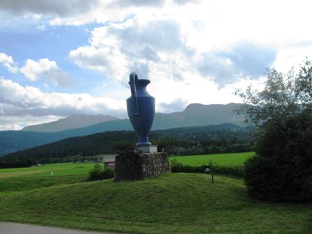 Ein schner Weinkrug am Ortsanfang von Bad Mitterndorf