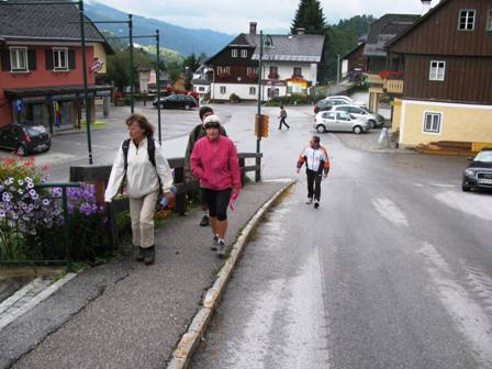 Im Anstieg durch den Ort
