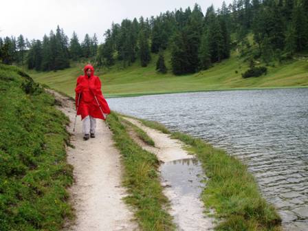 Zirberl zitternd und fluchend am See entlang