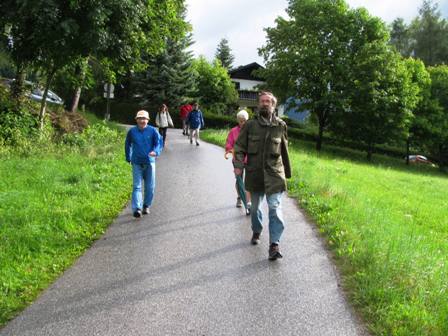 Bei Sonnenschein und angenehmen Wandertemperaturen gehts los