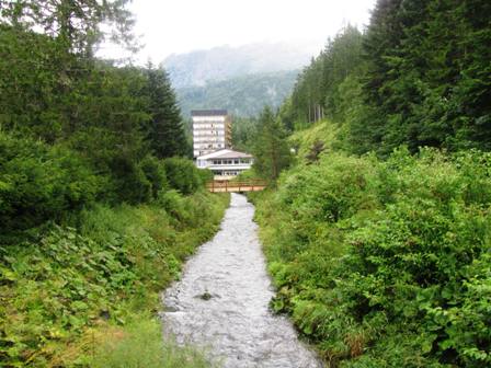 Blick ber den Bach zum Bad Heilbrunn...