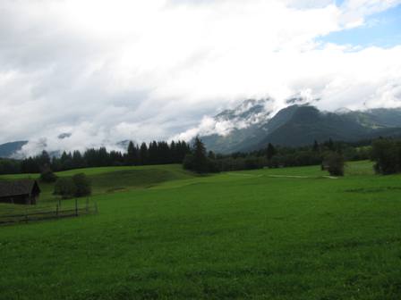 Wolkenfetzen legen sich um die Berge