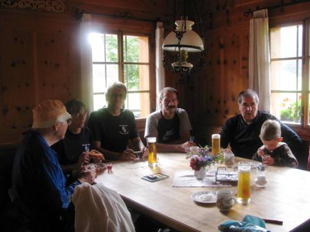 Bei Bier und Zirbenschnaps wird eine gemtliche Rast eingelegt