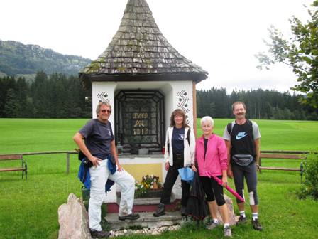 Opa-Helmut, Sigi, Doris und Josef bei einem schnen Marterl vor Krungl