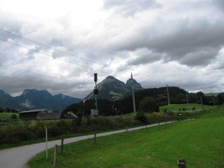Regenwolken ziehen ber Gwhnlistein und Hechlstein