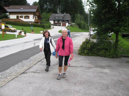 Gutgelaunter Einmarsch von Sigi und Doris in Tauplitz