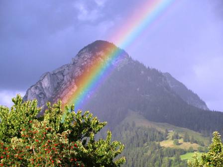 Ein Regenbogen vor dem Gwhnlistein