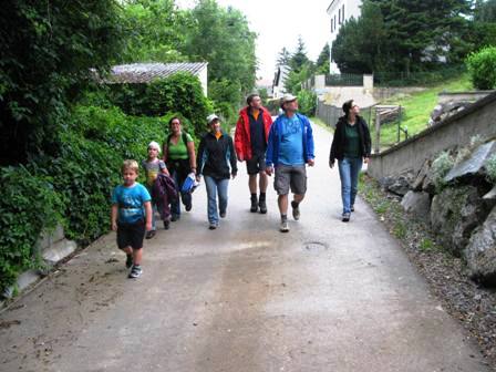 Eine Gruppe Wanderer aus Yspertal macht sich auf den Weg