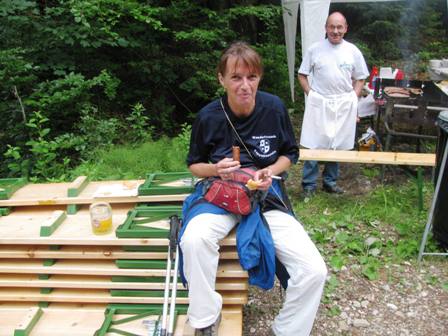 Multitasking-Zirberl - Essen, Trinken, Rauchen, Grinsen und Schmäh führen