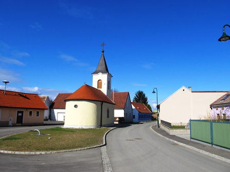 Die Kapelle von Sachsendorf bei strahlend blauem Himmel