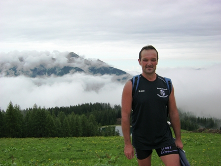 Wanderleiter Ernst Brunnmayr vor dem Hintergrund der herrlichen Bergwelt