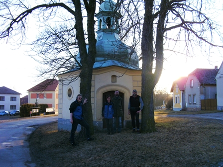Opa-Helmut und Karin 'Zirberl' Reiter mit EVG-Präsident Johannes Leopold und Peter Albrecht vor einer schönen Kapelle in Tatiná