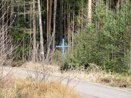 Ein blaues Kreuz am Straßenrand