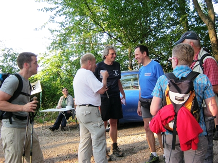 Opa-Helmut im Gesprch mit Walter 'Balu' Gttl und Gerhard Schlatter an der 1.K+L