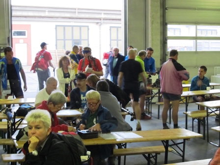 Wanderer am Start in Mdling