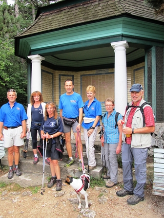 Wanderfreunde auf der Faber-Hhe: Erwin Leutgb, Sigi, Zirberl, Walter Gttl mit Balu, Klaudia Leutgb sowie Christa und Alfred Alt