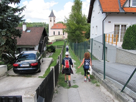 Die Kirche von Siegenfeld ist erreicht