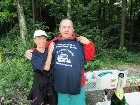 Zirberl bergibt das 'Ehrenleiberl des Marathonteams der Wanderfreunde Rappottenstein' an unseren Bierversorger Helmut