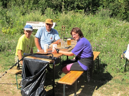 Die Freunde aus Haspelmoor verfolgen belustigt das Treiben an der 6.K+L