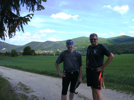 Harald 'Haribo' Riegler und Opa-Helmut Reiter vor Gaaden und dem Hintergrund des Anninger