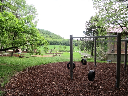 Blick ber den schnen Spielplatz in Giehbl