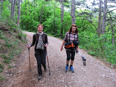 Anneliese Semlitsch und Anne Peterka streifen plaudernd durch die Wlder