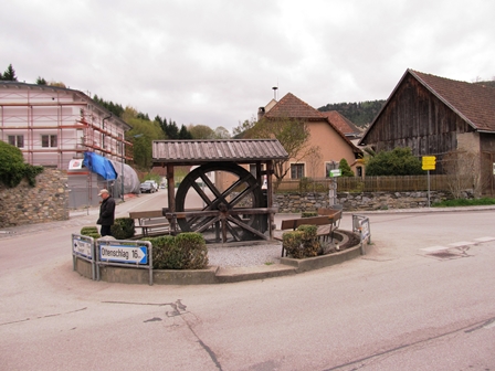 Das schöne Wasserrad in der Ortsmitte von Mühldorf