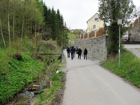 Zahleiche Wanderer entlang vom Ötzbach