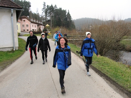 Josef, Doris, Sigi, Haribo und Andrea - die Spitze der Gruppe am Weg durch Roiten - rund 5 km sind absolviert