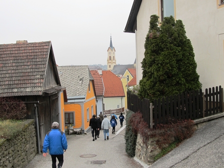 Einmarsch in Zwettl - die Stadtpfarrkirche ist in Sicht - 23,5 km sind geschafft