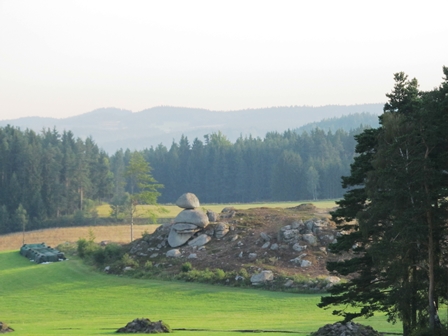 Fernblick zum freigelegten Wackelstein bei Schmerbach
