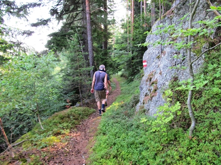Der Pfad entlang der Bahn ber den 'Kleinen Semmering'