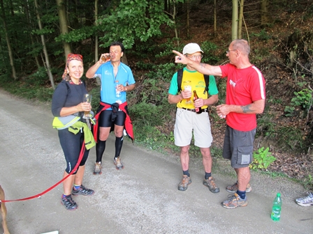 Gaby, Mustafa, Karl und Jrgen genieen das khlend Nass