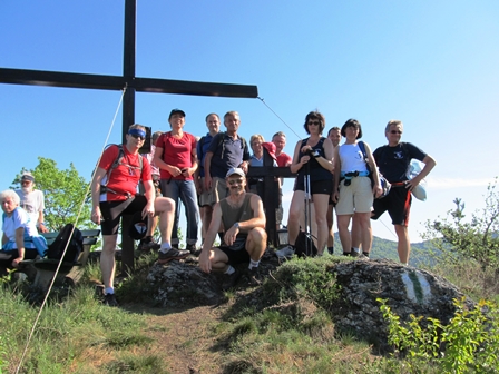 Gruppenfoto beim Gipfelkreuz des Trenning