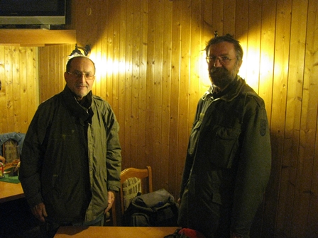 Gebhard Karl und EVG-Präsident Johannes Leopold richten sich für die Kälteschlacht