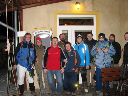 Die 9 Starter auf die 100 km Strecke mit dem Obmann (in roter Jacke)